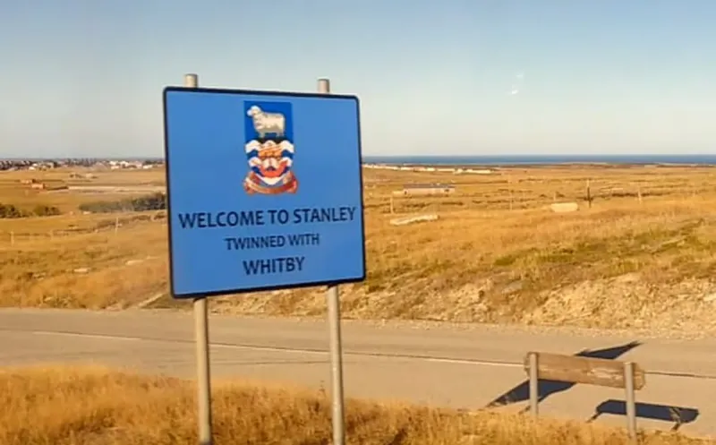 El cartel de bienvenida a Stanley, el nombre británico de la capital de las Malvinas (Puerto Argentino)