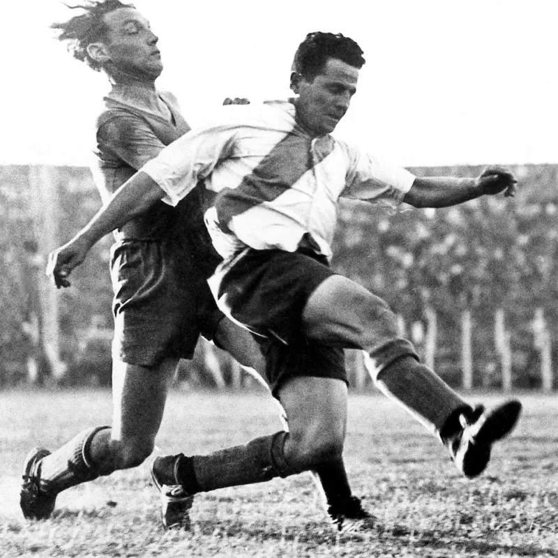 1937. River-3 Boca-2. Bernabé Ferreyra anota uno de los goles