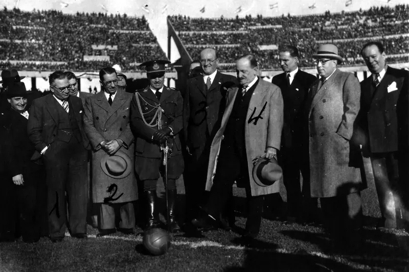 1938. Puntapié inicial en la inauguración del Monumental.