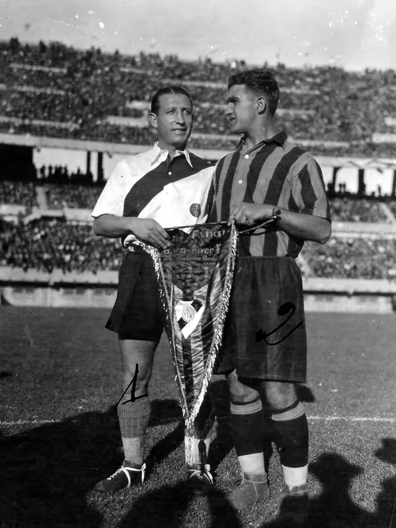 1938. Otra de la Inauguración del Monumental: los capitanes Minella y Gestido (Peñarol de Montevideo)