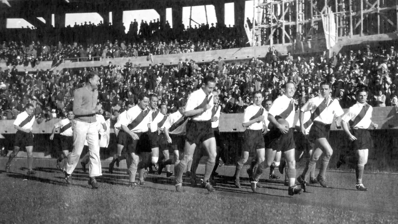 1938. Hirschl encabeza la vuelta olímpica de los jugadores, el día de la apertura del Monumental