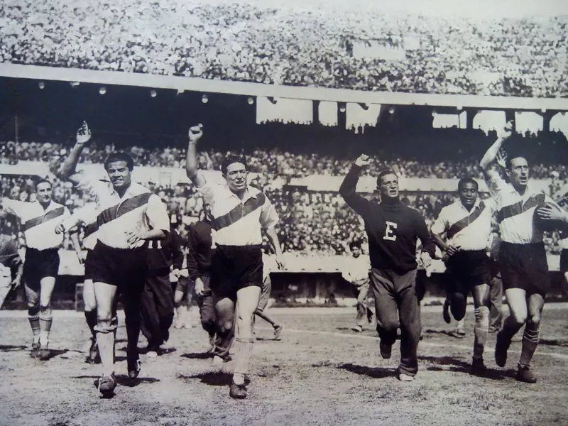 1941. Vuelta olímpica. Vaghi, Deambrosi, Labruna, el DT Cesarini, Rodolfi y Cadilla