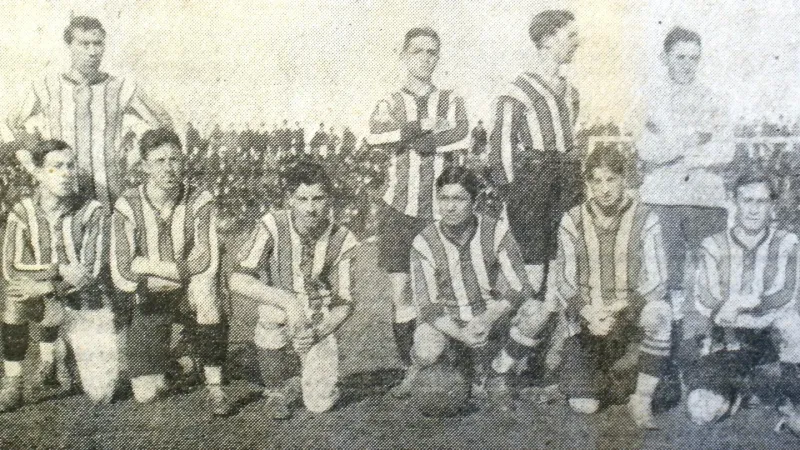 1913. Boca 1-2 River. Primer Superclásico oficial de la historia. Chiappe, Peruzzi, Calneggia, Ísola. Fraga Patrao, Simmons, Galeano, Roldán, Ameal Pereya y Thompson. Falta Cándido García.