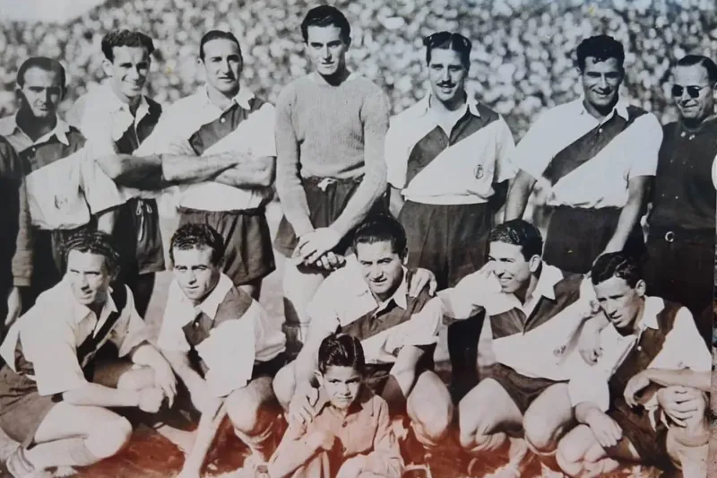 1945. Independiente 1-2 River. Yácono, Giídice, Vaghi, Carrizo, Ramos, Eduardo Rodríguez. Muñoz, Gallo, Pedernera, Labruna y Loustau. Fue el día del debut de Amadeo Carrizo