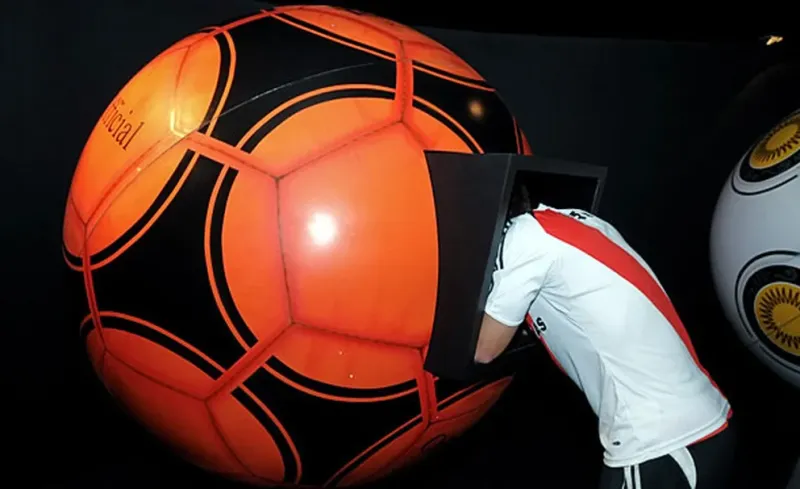 Un hincha observa un monitor con detalles del club, dentro de sector con la forma de la histórica pelota naranja, del Superclásico en el que River Plate dio la vuelta olímpica en La Bombonera. Fue el día del 2-0 con los goles del Beto Alonso. Fue en la re