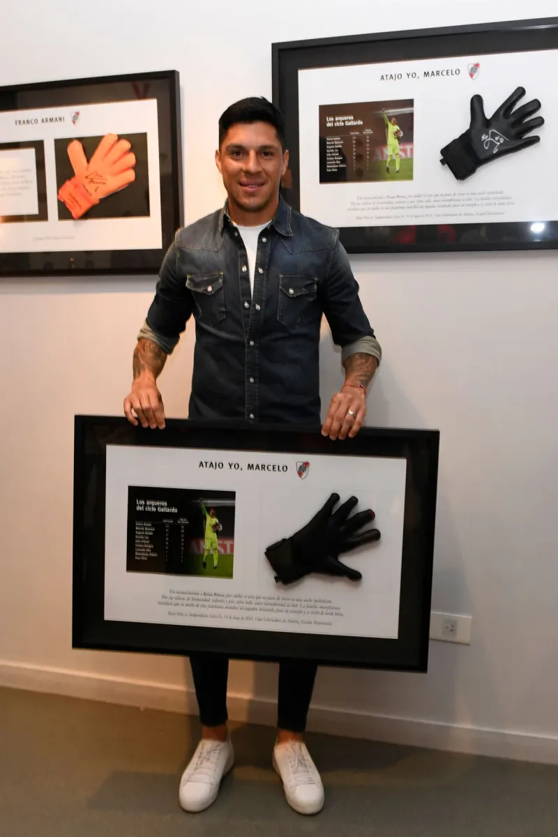 Enzo Pérez con una imagen de aquella histórica noche y los guantes de su hazaña