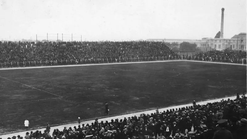 1928. Postal del estadio de Alvear y Tagle con sus tribunas repletas