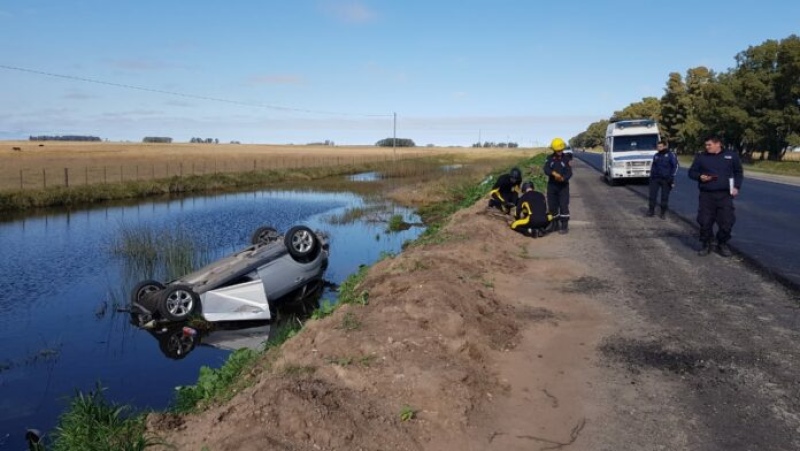 Un hombre falleció tras el despiste y vuelco de un auto en la ruta 65, a 30 km. de Bolivar