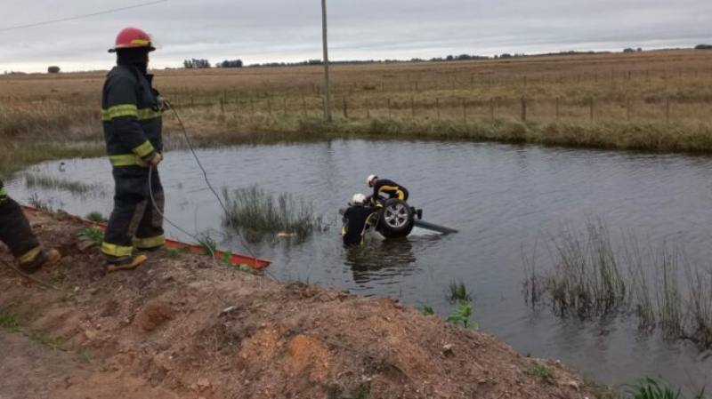 Un hombre falleció tras el despiste y vuelco de un auto en la ruta 65, a 30 km. de Bolivar