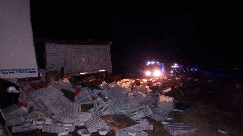 Dos personas fallecidas en un choque de camiones sobre Ruta 65, en el kilómetro 318.