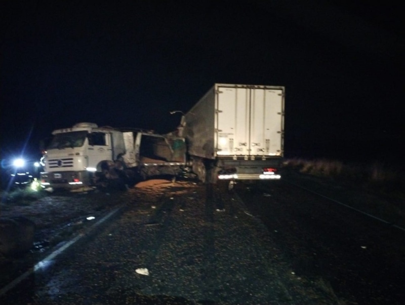 Dos personas fallecidas en un choque de camiones sobre Ruta 65, en el kilómetro 318.