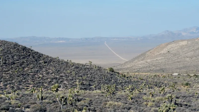 La Carretera 375, conocida como la Carretera de los Extraterrestres, conduce a la base Área 51