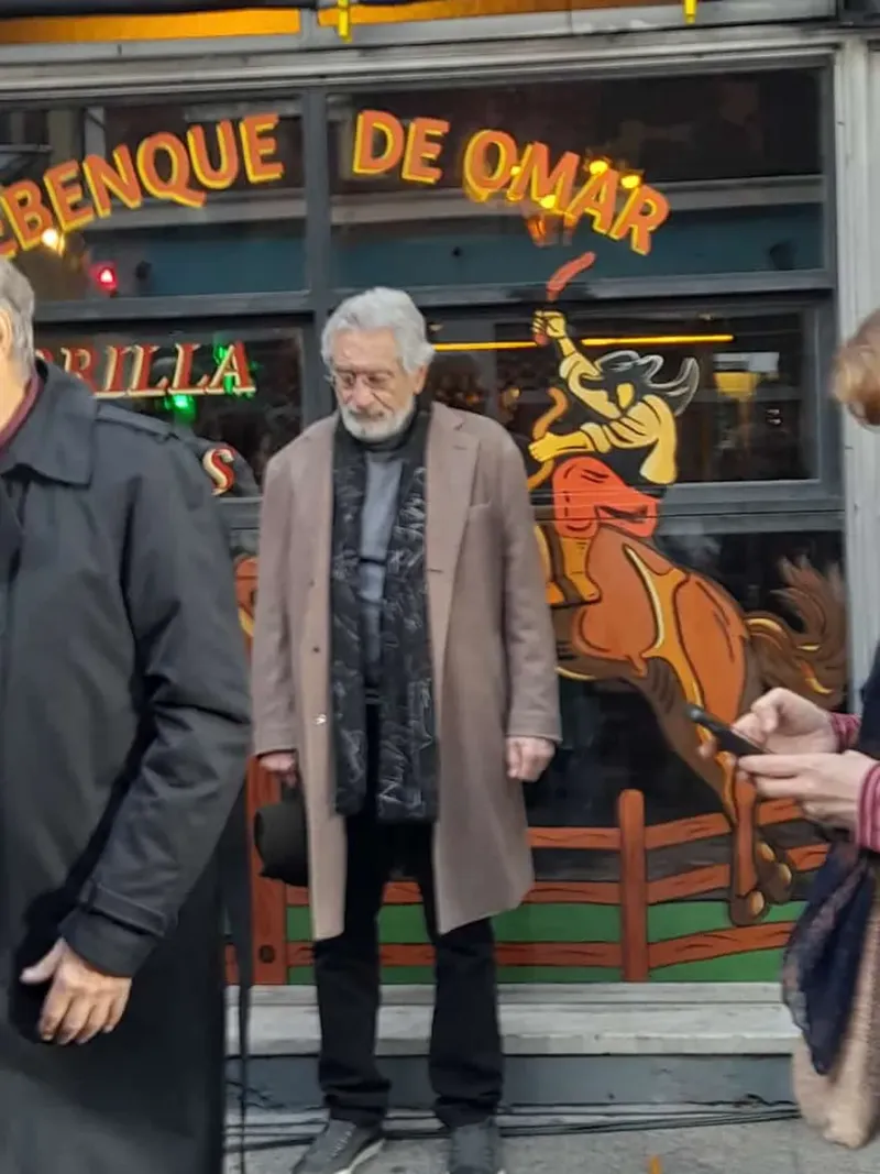 Robert De Niro en el exterior de la parrilla Bravo, ubicada en el barrio de Balvanera