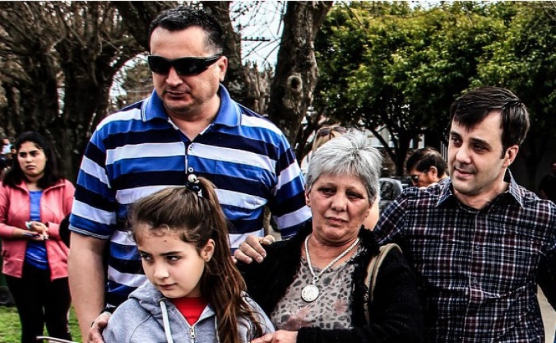 Familia. Pablo, su mamá Teresita y su hija Ailén participaron del homenaje que en 2019 le hicieron a Germán, poco después de su muerte.