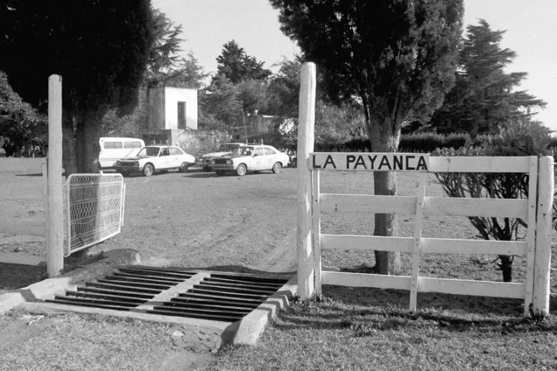 La entrada principal de la estancia La Payanca y los móviles policiales tras la masacre