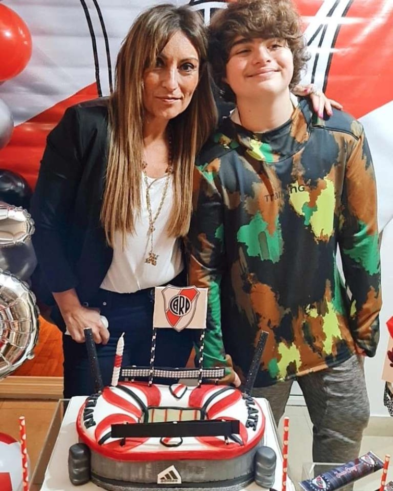 Marcela Tauro junto a su hijo Juan Cruz, que cumplió 15 años