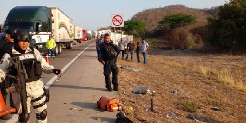 Dos muertos y 10 heridos graves: un micro iba por la ruta, quiso pasar un auto, chocó de frente contra un camión y acoplado