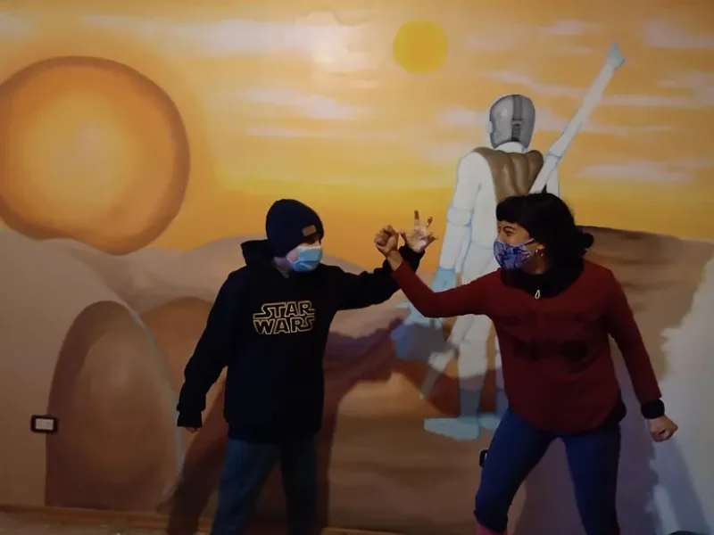 Nico y Mimi: juntos pintaron el mural con la temática de Star Wars en la habitación de él