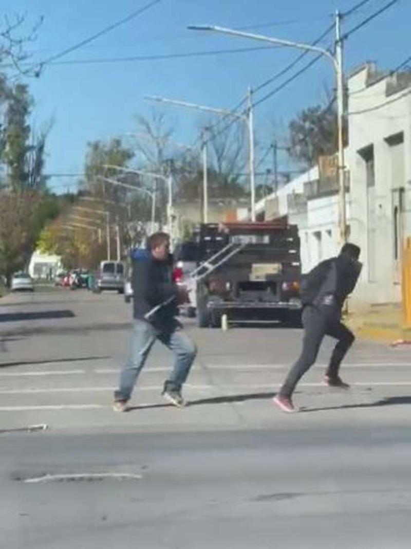 Un hombre que mendigaba con muletas en el semáforo se peleó con un vecino y salió corriendo