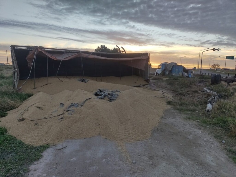 Tren arrolló un camión en el paso a nivel de Pigüé, sobre ruta 67