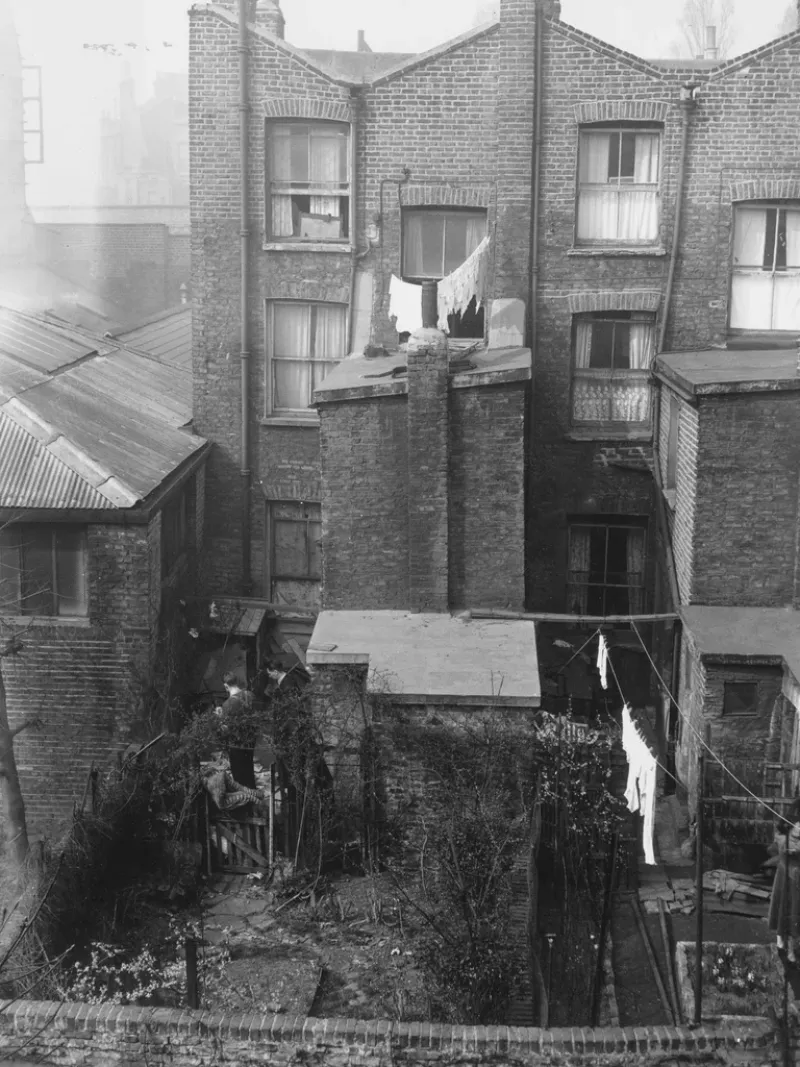 25 de marzo de 1953: La policía busca en el jardín trasero de 10 Rillington Place en Notting Hill, Londres, hogar de John Christie, donde se encontraron los cuerpos de tres mujeres y se sospecha que una cuarta podría estar enterrada allí