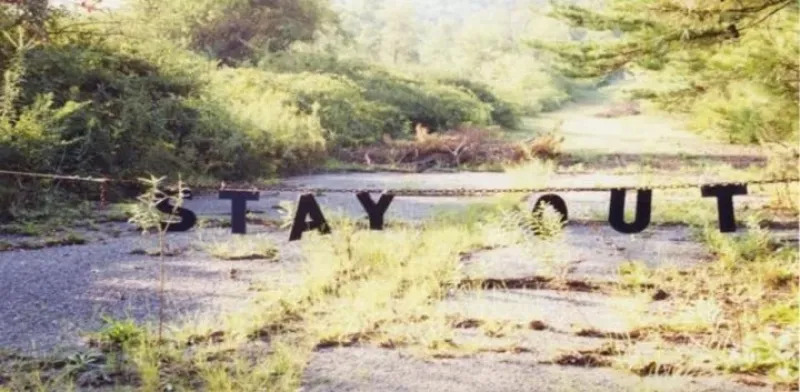 Las ruinas de Centralia, en Pennsylvania. Los carteles en el suelo alejan a los visitantes más osados.