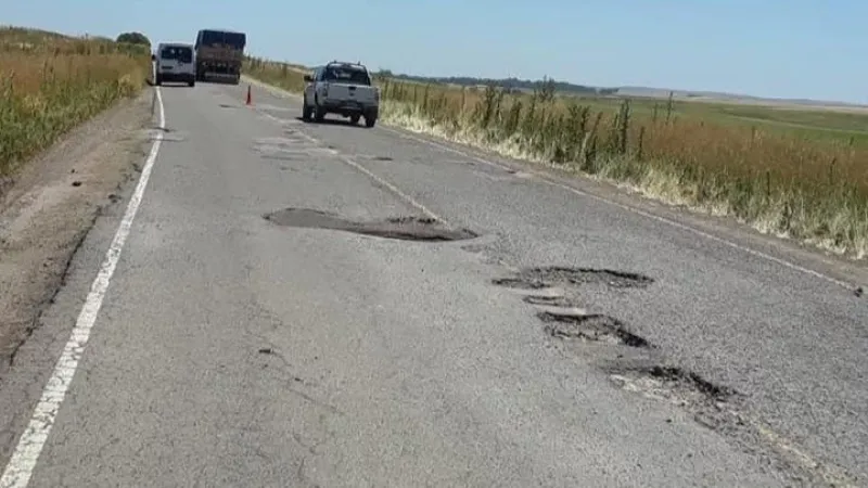 Los baches son cada vez más y muy peligrosos