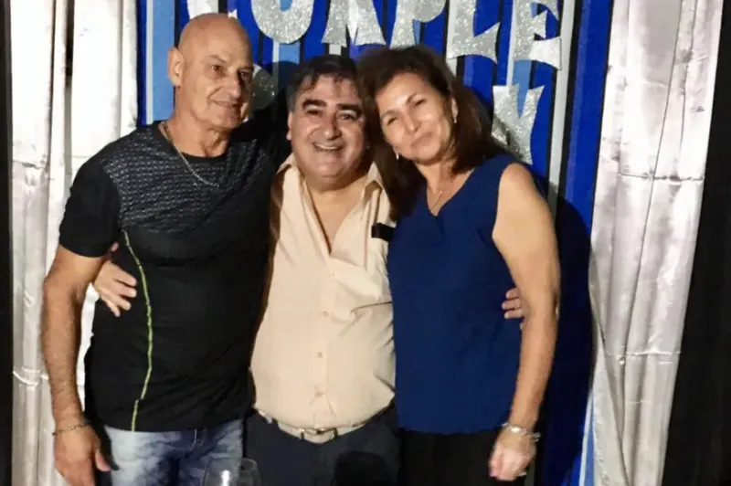 Kike y Silvia, junto a su amigo en común, Román, quien fue artífice de su reencuentro.