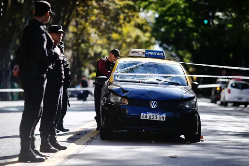 El taxista perdió el control y embistió a cinco personas, tres de ellas fueron hospitalizadas