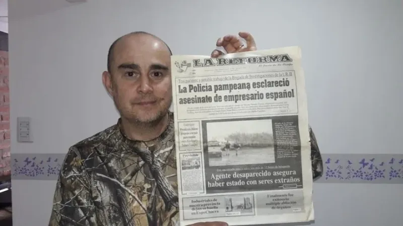 Sergio Puchetta, el policía que fue ”abducido”, con la tapa del diario pampeano que en 2006 daba la noticia,