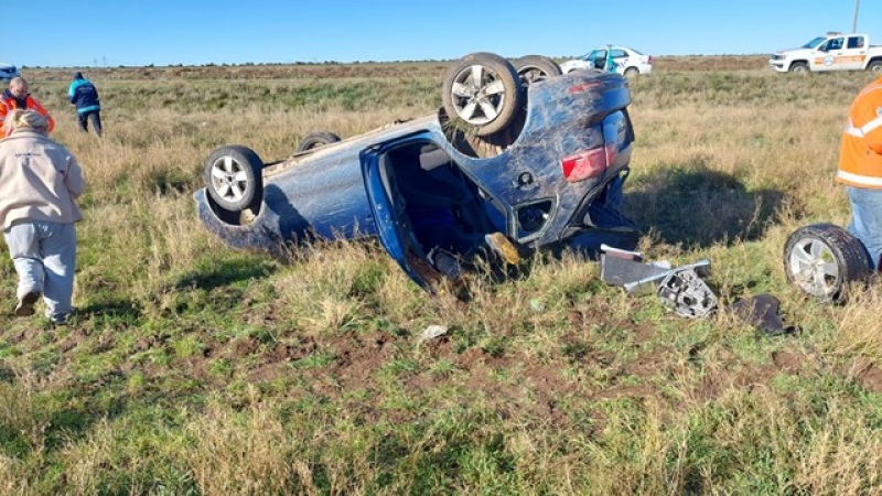 Un conductor se salvó de milagro tras un impresionante vuelco en cercanías a Bahía