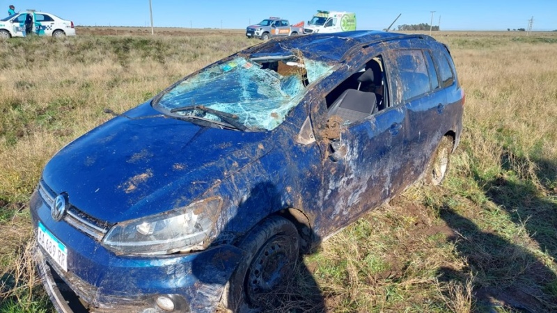 Un conductor se salvó de milagro tras un impresionante vuelco en cercanías a Bahía