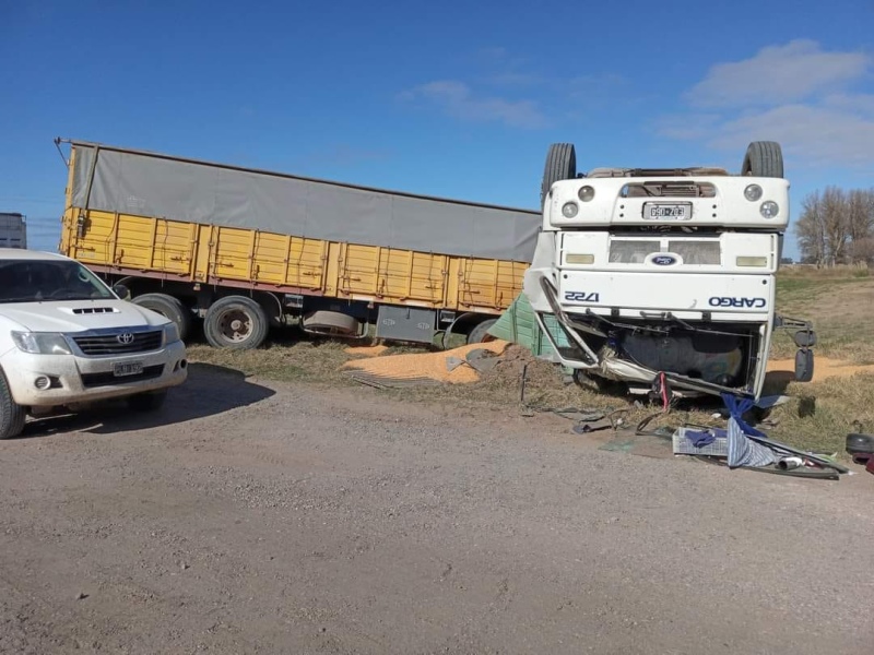 Volcó un camión en el ingreso a Bonifacio