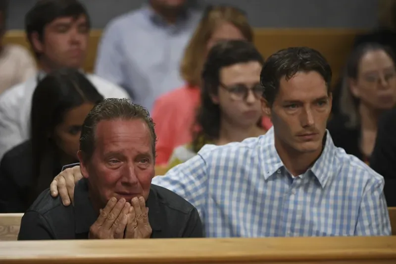 Frank Rzucek, el padre de Shanann Watts, y su hermano Frankie Rzucek estaban en la corte para la audiencia de lectura de cargos de Christopher Watts en el juzgado del condado de Weld el 21 de agosto de 2018 en Greeley, Colorado 