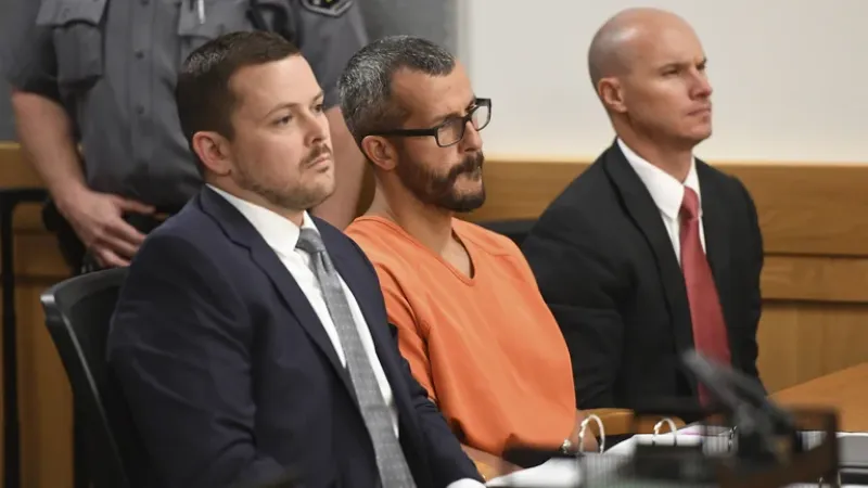 Christopher Watts en la corte durante la lectura de cargos en el juzgado del condado de Weld. Watts enfrentó nueve cargos, incluidos varios cargos de asesinato en primer grado de su esposa y sus dos hijas pequeñas