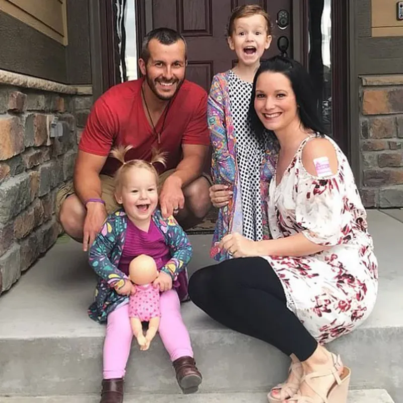 Chris Watts comparte hoy su celda en la cárcel de Wisconsin con Marcus MJ Johnson, un hombre que asesinó y torturó a su hijastro de 3 años. Por los crímenes que ambos cometieron contra menores viven amenazados de muerte por el resto de la población carcel