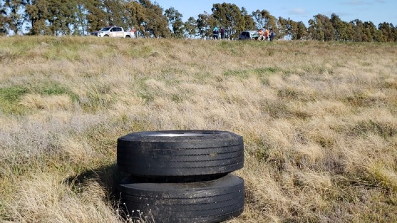 Un camión perdió un neumático y ocasionó un tremendo vuelco sobre la ruta 51