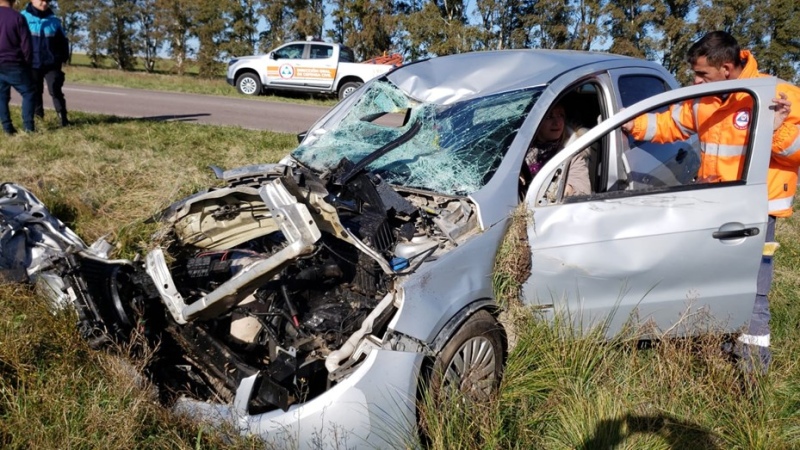 Un camión perdió un neumático y ocasionó un tremendo vuelco sobre la ruta 51