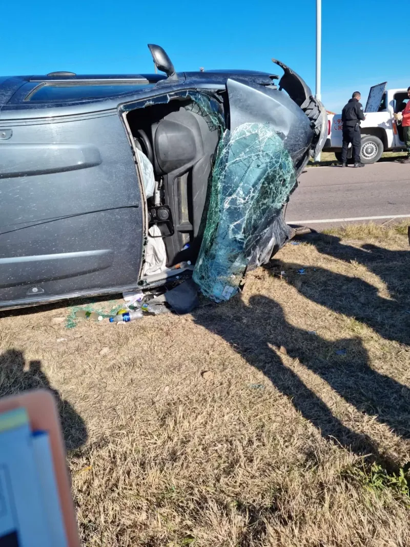 Choque y vuelco con heridos cerca del Aeropuerto bahiense