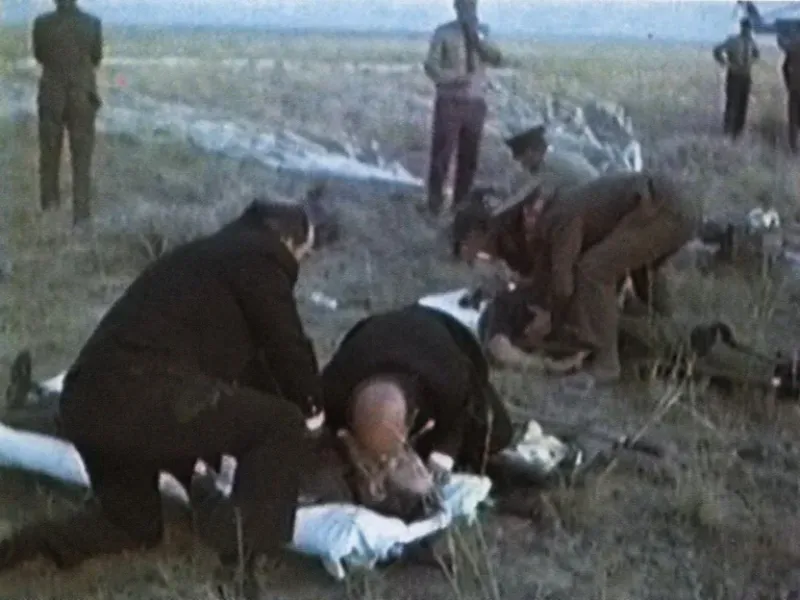 Cuando abrieron la cápsula espacial, los tres cosmonautas estaban muertos. Un escape de aire los había asfixiado con extraordinaria rapidez y precisión. Intentaron reanimarlos, hicieron respiración boca a boca y masaje cardíaco, pero ya era tarde