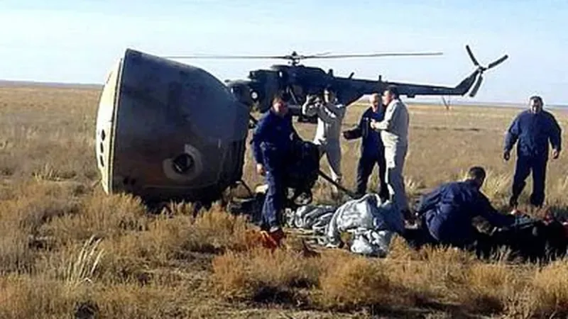 El equipo de rescate hizo entonces lo que había pensado el comandante: abrió la escotilla para alzar a los cosmonautas para llevarlos a los helicópteros y a la gloria. Pero los tres estaban muertos