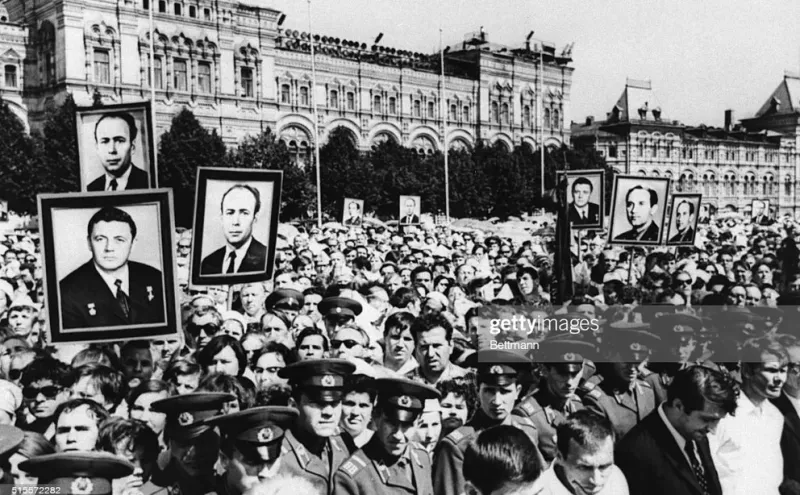 Una multitud en la Plaza Roja honró a los tres cosmonautas de la Soyuz 11 que murieron al regresar a la Tierra