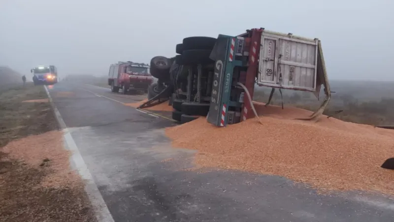 Volcó el acoplado de un camión y la ruta 35 permaneció cortada esta mañana