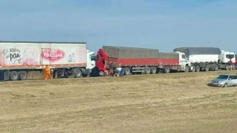 Dos autos quedaron aplastados por un camión: murieron 4 personas en un tremendo choque en cadena