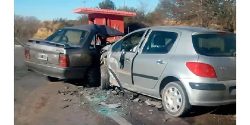 Accidente fatal: por esquivar un perro en la ruta chocó contra otro auto y murió una mujer