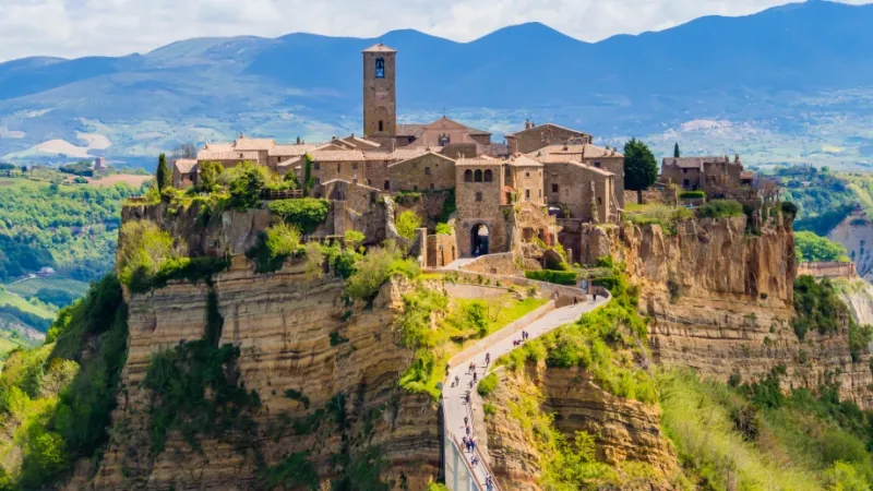 Civita di Bagnoregio, cada año llegan turistas de todo el mundo a conocer este lugar. 