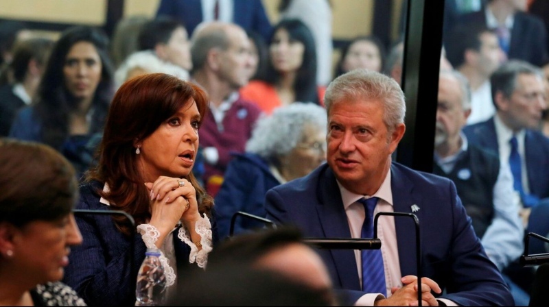 Junto a su abogado Carlos Beraldi, en la primera audiencia del juicio de Vialidad.