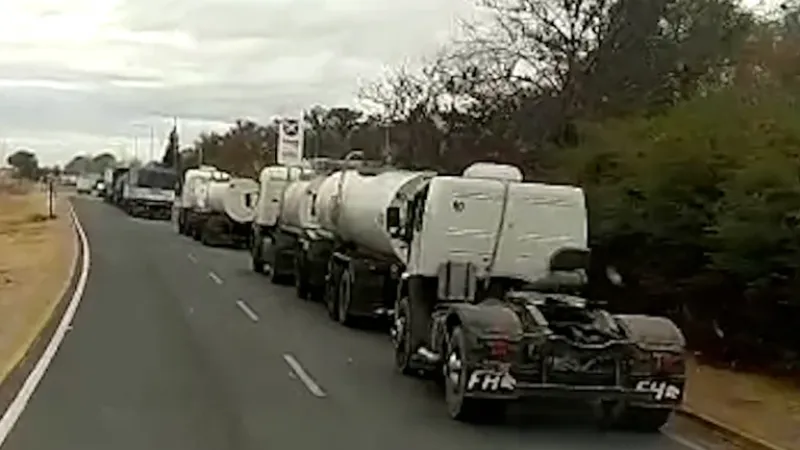 Filas de camiones esperan para cargar combustible en San Luis, en junio de 2022