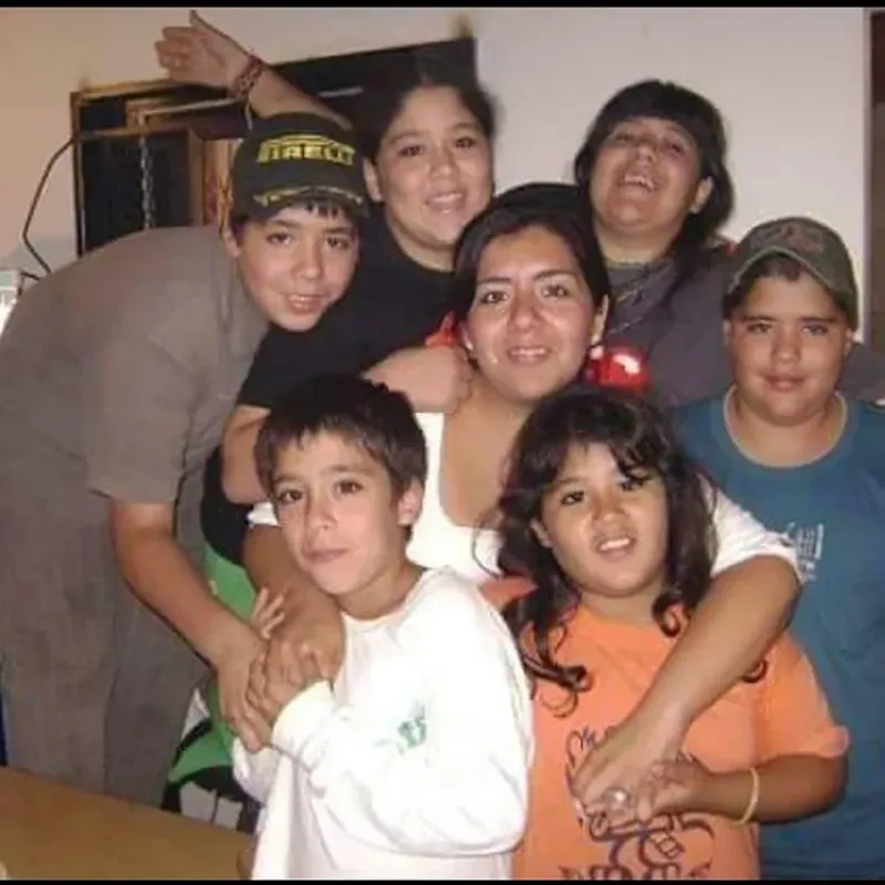 La familia de Gastón alrededor de Natalia. Él era el más chico de los varones. De remera gris y gorra negra, su hermano Walter, a quien todos lo conocían como Nano