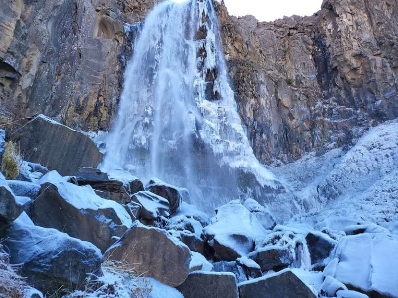 La ola polar congeló una reconocida cascada en Neuquén: “Es un espectáculo maravilloso”